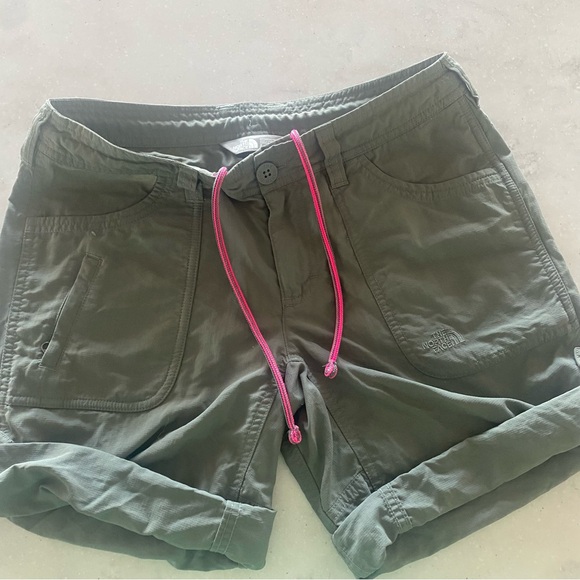 The North Face Women's Roll-up Nylon Shorts Size 2 Army Green - Picture 1 of 16
